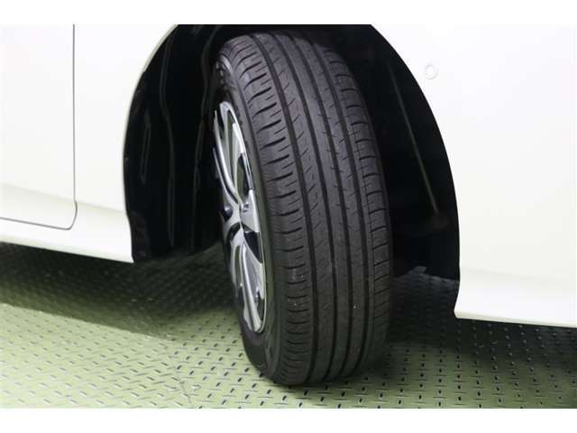 タイヤサイズ　195/65R15。