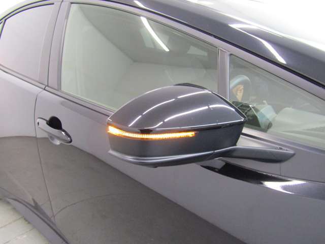 ブラインドスポットモニター付で隣車線の車両が死角エリアに入るとドアミラーのLEDインジゲーターが点灯し警告してくれます！！