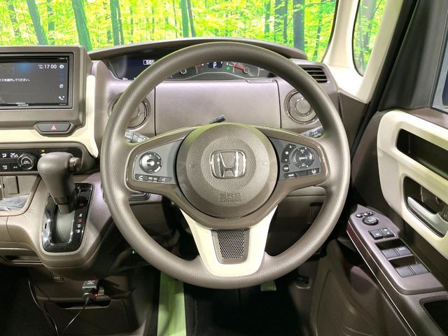 インテリアに合わせたデザインのステアリングは、運転される方のことも考え、運転しやすい形状、大きさです。是非一度、実際に触ってお確かめください。
