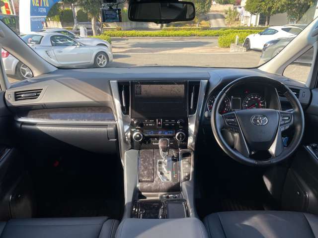 自社陸運局認証工場完備！国家資格車検検査員資格を持った整備士による整備。ステレオ、エアコン等走行に関係のない所も不具合箇所があれば修理してお渡しいたします。