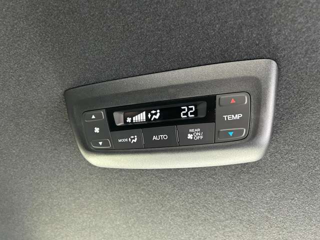 トリプルフルゾーンコントロール機能付きで車内温度を快適にお過ごしいただけます。