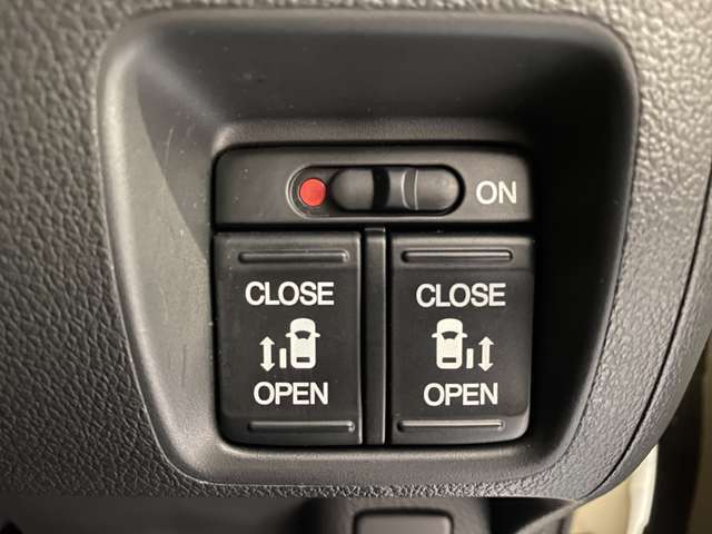 パワースライドドアは運転席からワンボタンで開け閉めが可能です♪わざわざ反対側に廻る必要はありません♪