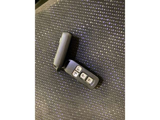 スマートキーなので鍵の開け閉め、エンジン始動は鍵をささなくてOK♪こちらをポケットに入れておくだけです♪