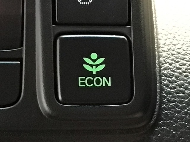 ★ECONスイッチ★　エコドライブを加速しよう！スイッチをONにすると、運転の仕方によるロスを抑え込み燃費をよくするようクルマが頑張ります（＊＾ー＾＊）燃費向上にチャレンジ♪