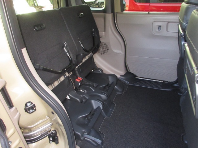 座面を跳ね上げれば、後席が背の高い空間に。駐車場などで後ろが狭く、テールゲートが開けられない時に、横から積みやすい「もうひとつの荷室」になるなど、アイデア次第で使い方が広がります。