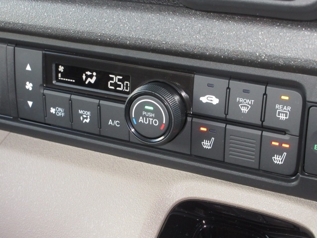 エアコンはオートエアコンでお好みの温度調整が出来、オールシーズン快適にドライブできます！さらに、運転席＆助手席シートヒーターが付いてます。2段階に温度設定が可能です。