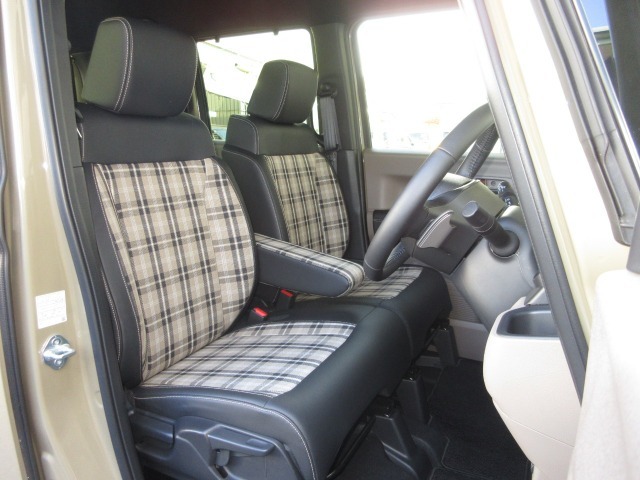 運転席には高さ調整ができる『シートハイトアジャスター機能』が付いています！これなら小柄な方にも大柄な方にも自分にぴったりの運転姿勢がとれますね～！