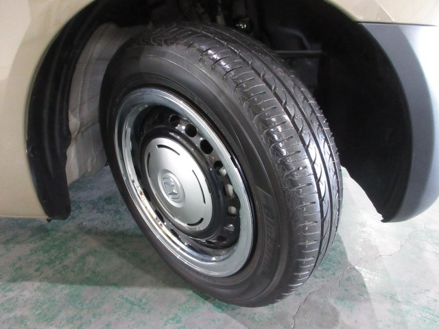 タイヤは ヨコハマ ブルーアース 2025年製がついています。他にも見たいところ、知りたいことなどございましたらお気軽にお問い合わせくださいませ。 専門スタッフが丁寧にお答えいたします。