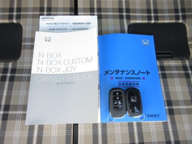 カギをバッグやポケットに入れたままでもドアロックの開閉やエンジン始動ができる『スマートキー』付き！暗くなってもキー穴を捜す必要が無くとっても便利ですから人気の装備です！