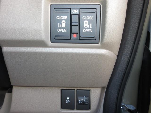 レーザーを照射しカメラで前走車等を検知し衝突の回避・軽減を図るホンダセンシングとVSA（車両挙動安定化制御システム）走る・曲がる・止まるの全領域で安定性を確保するためのシステム装備。安心ですね！