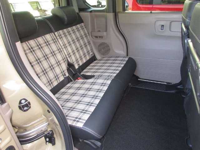 前席との距離や荷室長を左右で別々に調節できるスライドシートを標準装備しております。操作は荷室側からも行なえ、19CMのスライドができます。