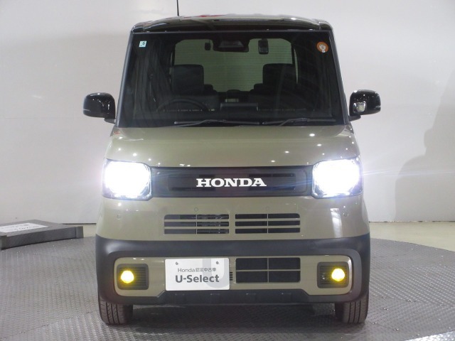 ハロゲンより明るく、より遠くまでさらなる安心感のあるLEDヘッドライトを採用。点灯忘れも防止できるオートライトコントロール機構付きです。