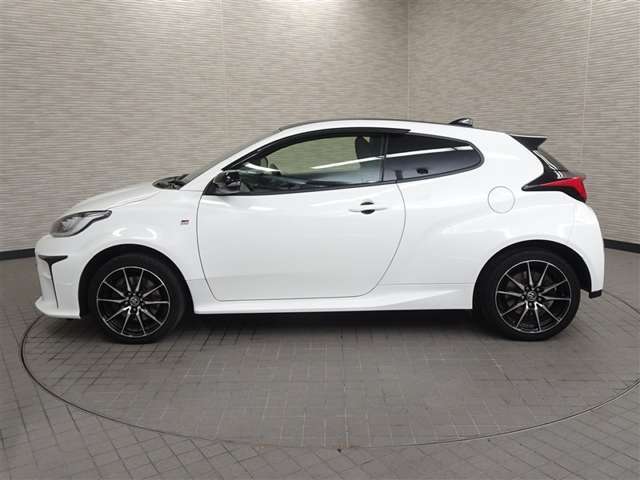 おひとり、恋人、ご友人、ご家族など、少人数でも大人数でもお出かけが楽しめます。この車で楽しいドライビングライフを送りましょう♪