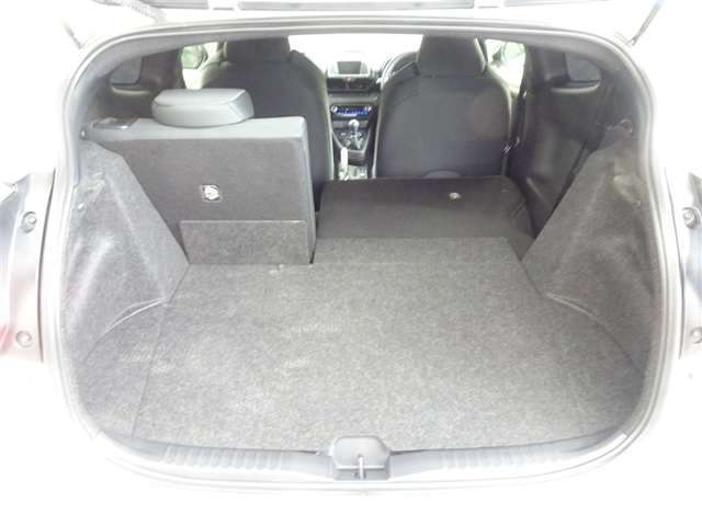 開口部の広いラゲージスペースは、ゴルフバックなどの荷物もラクラク積み込めます。