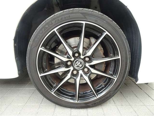 スポーティな印象を与える純正ホイールです。どこまでも走っていきたくなるようなデザインですね♪