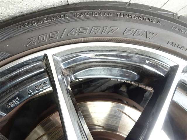 山道のコーナリングや荒れた路面でも、安定した乗り心地を実現するサスペンションです。スピードの出しすぎには注意！