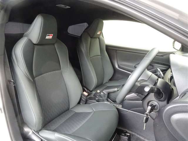 高いホールド性で運転姿勢が安定します。長距離ドライブでも疲れにくいのが魅力です。快適なドライビングライフをお送りください♪