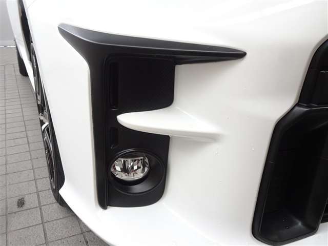 フォグランプ付きです。夜間や悪天候時に視界を確保するので安心ですね♪温度が高くなりますので、雪も溶けやすいですよ♪