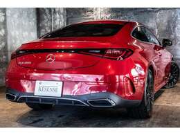 パタゴニアレッドのボディが光を浴びて輝きます。この色彩は、情熱と洗練を同時に表現しています。