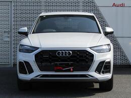 AUDIの特徴シングルフレームグリルは力強さとエレガントな雰囲気を醸し出します。