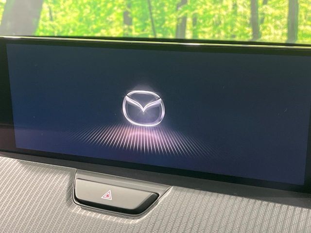 【12.3インチマツダコネクト】車内の雰囲気にマッチした大型ディスプレイ。スマホ接続でのナビ使用やBluetooth再生等、様々な機能が楽しめます。直感的なダイヤル操作が可能で、使い勝手も良好です。