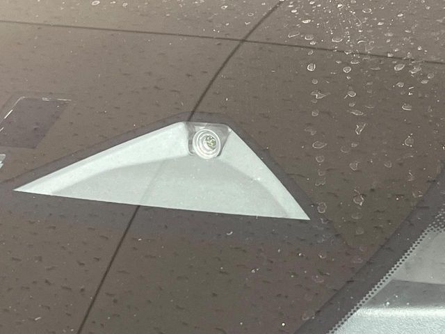 【i-ACTIVESENSE】走行中に前方の車両等を認識し、衝突しそうな時は警報とブレーキで衝突回避と被害軽減をアシスト。より安全にドライブをお楽しみいただけます。