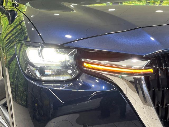 【LEDヘッドライト】悪天候や夜間走行時も良好な視界を確保し安心して運転できる高輝度LEDヘッドライトを装備！点灯速度が早く、消費電力も抑えられています。