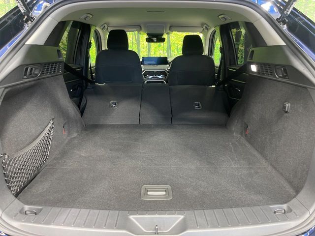 積み下ろしのしやすいデッキにはたっぷりと荷物を積み込んでいただけます。遊びから仕事まで、様々なシーンで頼れます♪