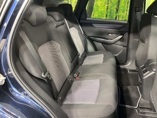 後部座席も気になるようなキズ・汚れやへたり等、大きなダメージはなく、良好な状態です。