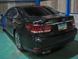 【L-Select　Passionate　Spirit（パッショネート・スピリット）専用装備】●セミアニリン本革シート「スカーレット（ツートン）」●インストルメントパネル「ブラック」