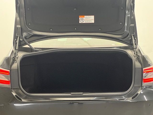 積み下ろしのしやすいデッキにはたっぷりと荷物を積み込んでいただけます。遊びから仕事まで、様々なシーンで頼れます♪