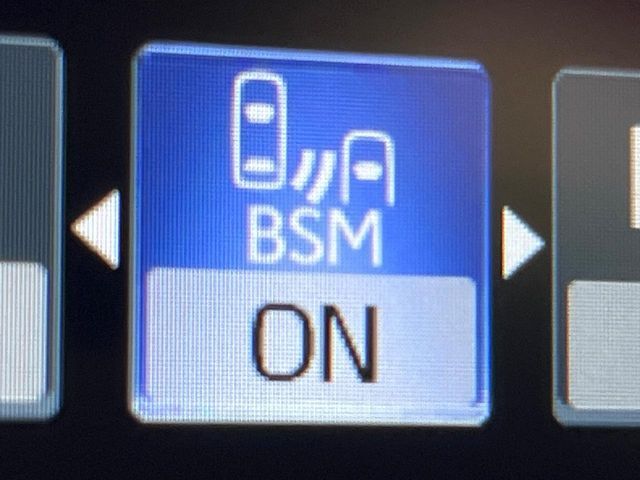 【ブラインドスポットモニター】走行中、ドアミラーの死角になりやすい箇所に後続車が接近するとサイドミラーのレンズに警告を表示！ドライバーに注意喚起をしてくれます。