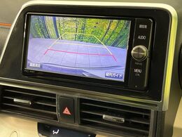 【バックカメラ】駐車時に後方がリアルタイム映像で確認できます。大型商業施設や立体駐車場での駐車時や、夜間のバック時に大活躍！運転スキルに関わらず、今や必須となった装備のひとつです！
