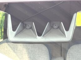 【スマートアシスト】走行中に前方の車両等を認識し、衝突しそうな時は警報とブレーキで衝突回避と被害軽減をアシスト。より安全にドライブをお楽しみいただけます。