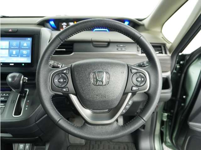 【Honda SENSING】 カメラ等装置で精度の高い検知能力を発揮、安全運転を支援します。ステアリング上のコントローラーに注目！