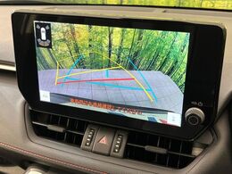 【バックカメラ】駐車時に後方がリアルタイム映像で確認できます。大型商業施設や立体駐車場での駐車時や、夜間のバック時に大活躍！運転スキルに関わらず、今や必須となった装備のひとつです！