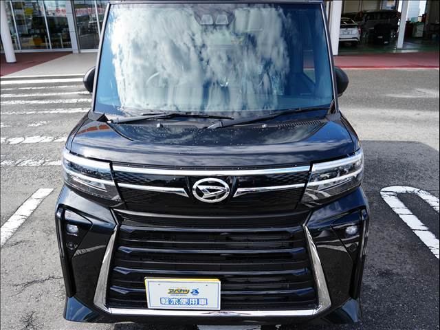 広い展示場には目移りしちゃうくらい軽・届出済未使用車が展示されてます