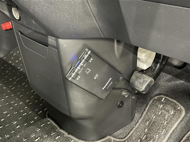 【ETC】有料道路を利用する際に料金所で停止することなく通過できる、ETC車載器（ノンストップ自動料金収受システム機器）が装備されています。セットアップを行うことで利用可能になります。