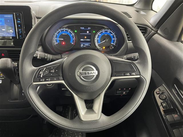 【ハンドル】軽い力で扱いやすいハンドルです。目立つ傷やスレなどなく綺麗な状態です！除菌プランいれていただくとさらに快適に！清潔なお車はお子様にも安心ですね！