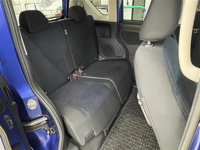 【後部座席】後席もゆったりドライブを楽しめます。内外装はプロこだわりのクリーニングで清潔なおクルマでご納車させていただきます！店舗での現車確認も承っています！