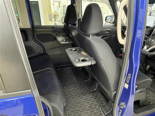 【フロアマット】車内を綺麗に保つのには必須のアイテムです。当店ではフカフカな新品マットも絶賛取り扱い中！ぜひご相談くださいませ。