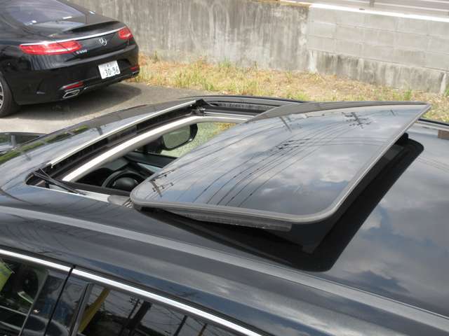 サンルーフから新鮮な空気が入り爽快にドライブをお楽しみ頂けます☆