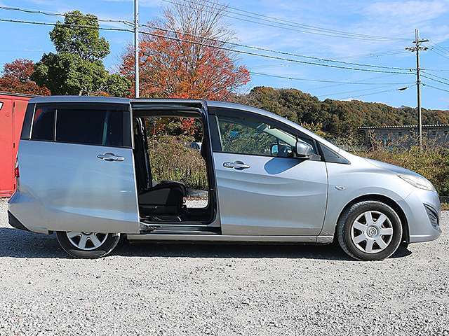 【両側スライドドア】両側スライドドア搭載のお車です。小さなお子様やご高齢の方がいらっしゃるご家庭でも快適にご利用いただけます。