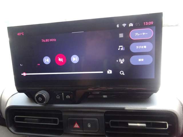 Android　Auto、Apple　CarPlay、Bluetooth、USB対応の純正オーディオ