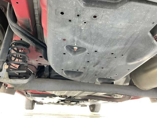 中古車だと気になる足廻り＆下廻り・・・ご覧の通り状態良好◎沿岸部や降雪地にお住まいのお客様もご安心ください♪