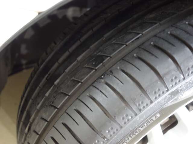 フロントタイヤの溝です！