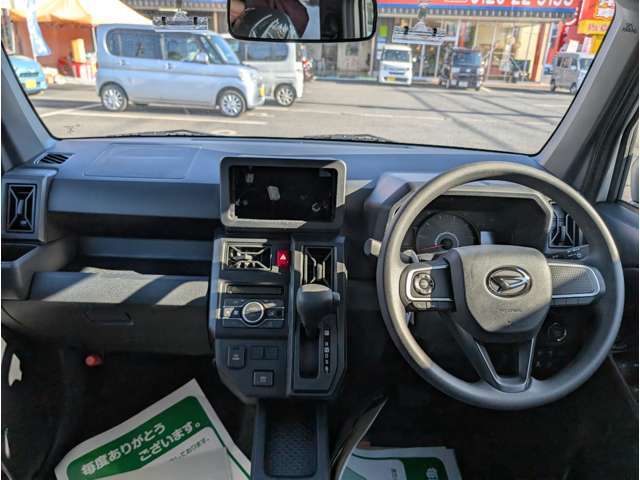 オートエアコン標準装備です。簡単操作で車内が設定した温度になるまで風量、吹き出し口を自動的に調整してくれます。いつでも快適な運転が楽しめます。