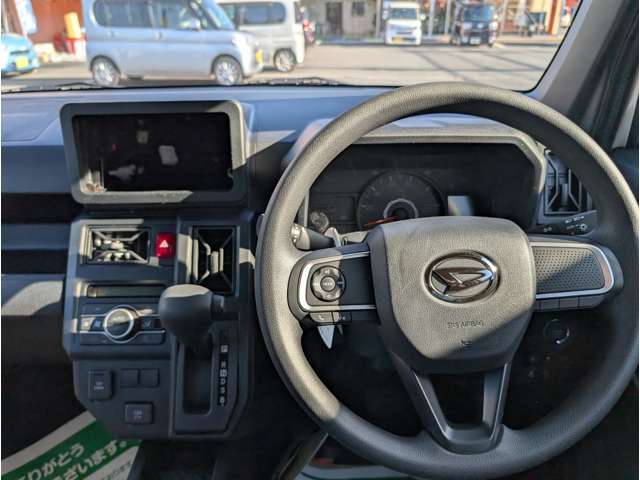 プッシュスタート標準装備です。カギを挿さずにエンジンの始動からドアの開け閉めまで出来てしまうスマートキーの仕様になっている為、カギを探す手間がありません。