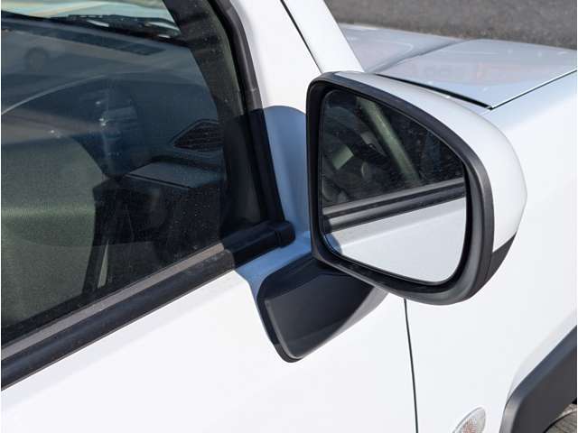 スマートキー標準装備です。車に近づいてリクエストスイッチを押せばドアの開閉ができます。更にエンジンの始動もカギを挿さずに出来ます。防犯面でも安心に繋がります。