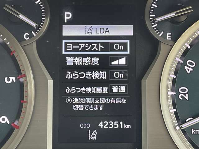 ◆【レーンディパーチャーアラート（LDA）】クルマが車線または走路から逸脱する可能性がある場合に、ブザーまたはハンドルの振動により注意をうながします。機能には限界があるためご注意ください。